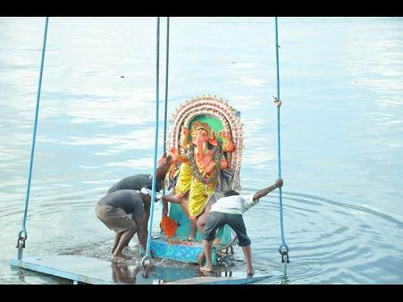నిమజ్జనంలో అపశృతి: అశ్లీల నృత్యాలు, జీపు ధ్వంసం
