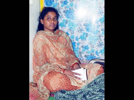 భర్త కోసం అత్తారింటి వద్ద వైద్యురాలు ధర్నా (పిక్చర్స్) 