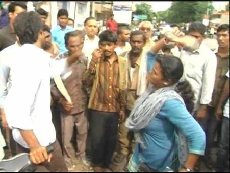 ఇద్దరు యువతులతో ప్రేమ నాటకం: ఫిర్యాదు