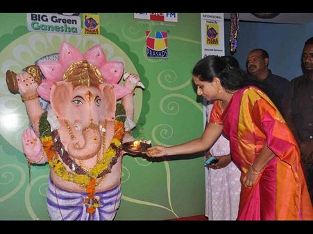 కాగితపు గణేశుడికి ఎంపి కవిత పూజలు (పిక్చర్స్)