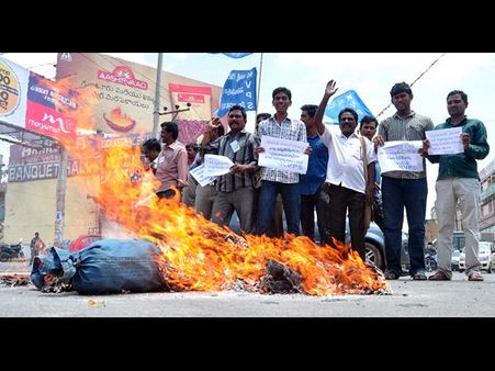 ఇక్కడ జయ ప్రభుత్వ దిష్టిబొమ్మ దగ్ధం (ఫొటోలు)