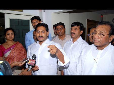 జగన్ ఊగిసలాట: అనుభవరాహిత్యమా?