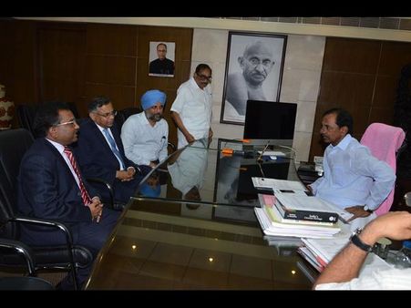 కెసిఆర్‌తో భేటీ: టెక్కీలకు టిసిఎస్ తీపి (ఫొటోలు)