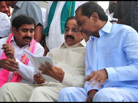 కెసిఆర్‌తో తుమ్మల: 2వేల కార్లలో నేతలు(పిక్చర్స్)