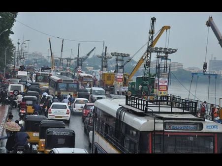 ఐస్‌క్రీం తింటూ.., యువతుల చిందు (పిక్చర్స్)