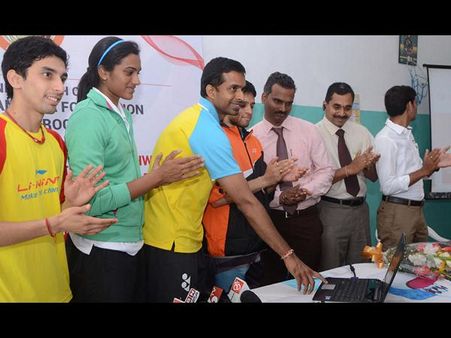 సమాజం కోసం పుల్లెల గోపీంచంద్ & టీమ్(పిక్చర్స్)