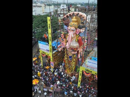 కెసిఆర్ పని: ఖైరతాబాద్ గణపతిపై గులాబీలు (పిక్చర్స్)