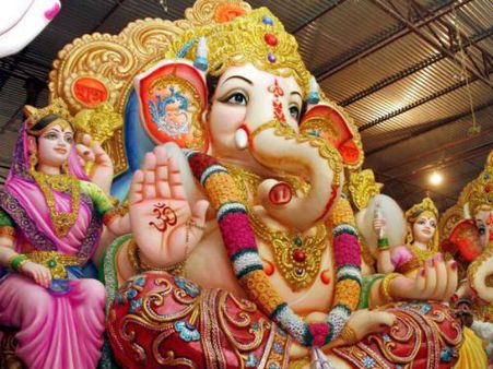 విశాఖలో రికార్డ్: గణేష్ లడ్డు 12.75లక్షలు, సాయానికే