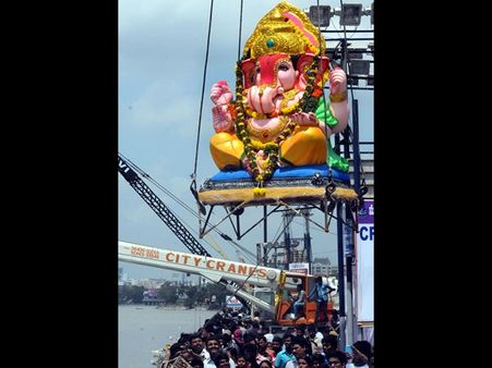 శోభా యాత్ర: నమో గణేశాయా, పూలవర్షం (పిక్చర్స్)