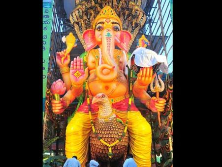 ఖైరతాబాద్ గణేష్‌వద్ద షార్ట్‌సర్క్యూట్, బాలాపుర్‌పై ఆసక్తి