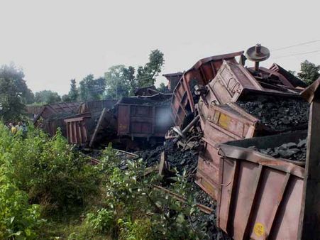 పట్టాలు తప్పిన గూడ్స్‌రైలు, బోగీలు చెల్లాచెదురు(ఫోటో)