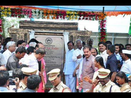 కాళోజీ కళాక్షేత్రం: కెసిఆర్‌కు తిలకం (పిక్చర్స్)