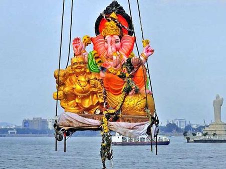 నిమజ్జనంలో విషాదాలు: ఏడుగురు మృతి