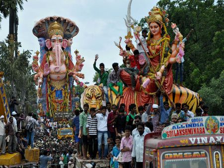 20 గంటల యాత్ర: ఖైరతాబాద్ గణపతి నిమజ్జనం