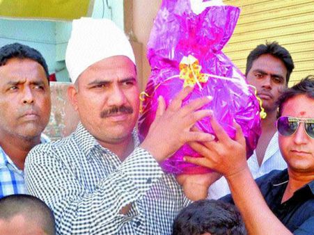 గణేశుడి లడ్డూలను పాడుకున్న ముస్లింలు