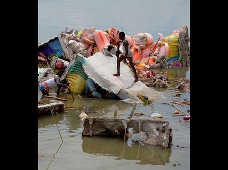 నిమజ్జనం: 200మందితో ట్యాంక్ బండ్ క్లీనింగ్ (పిక్చర్స్)