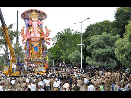ఖైరతాబాద్ మహా గణపతికి వీడ్కోలు (పిక్చర్స్)