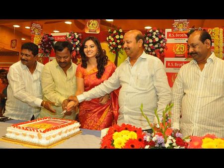 చీరలో సందడి చేసిన నటి ఇషా చావ్లా (పిక్చర్స్)