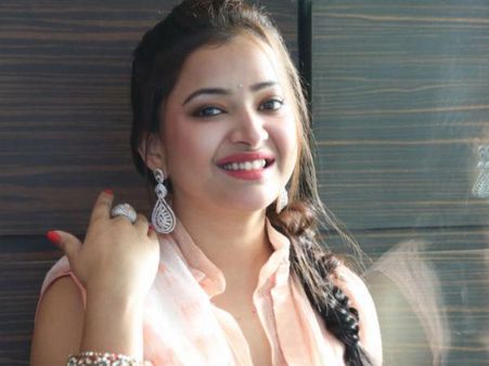 రెస్క్యూ హోంలో వినోదం పంచుతూ నటి శ్వేతబసు!