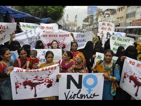 స్నేక్‌గ్యాంగ్‌పై చర్యలకు మహిళల ఆందోళన(పిక్చర్స్)