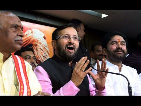 కెసిఆర్! దాదాగిరి చేయి, పాతరేయకు!!: జవదేకర్