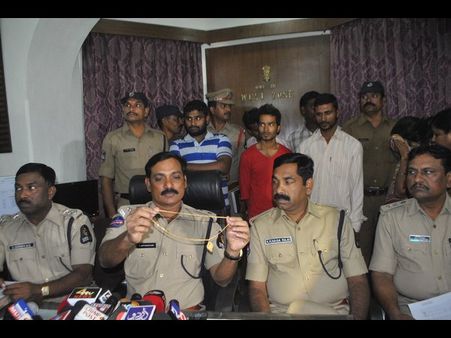 జల్సాలకు మరిగి గొలుసు చోరీలు, స్త్రీ అరెస్టు (పిక్చర్స్)