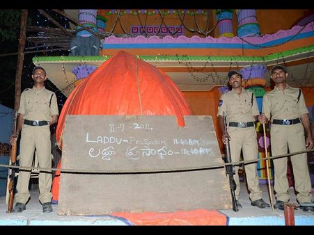 ఖైరతాబాద్ గణపతి లడ్డు ప్రసాదం పంపిణీ (పిక్చర్స్)