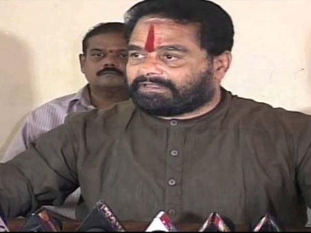 వైద్యులకు చూపండి: బాబుపై తమ్మినేని, జగనేనా అని