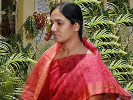 మంత్రి పరిటాల సునీత కారు నడిపిన ఎమ్మెల్యే