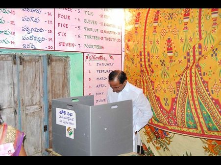 మెదక్: చింతకమడకలో ఓటేసిన కెసిఆర్ దంపతులు