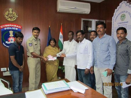 కానిస్టేబుల్ కుటుంబానికి ఆనంద్ చెక్ ప్రదానం