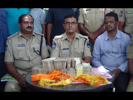 టిడిపి నేత కుమారుడి కారులో 24లక్షలు సీజ్(పిక్చర్స్)
