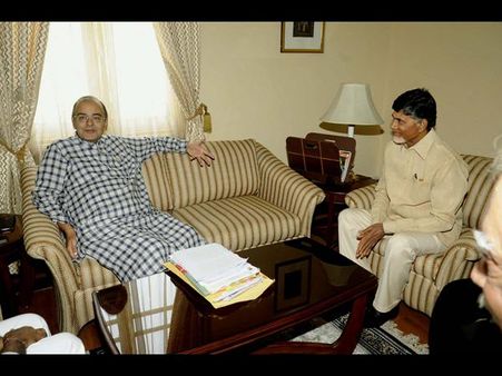 బాబు పరామర్శ, రాజధానిపై జైట్లీ ఆరా (పిక్చర్స్)