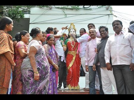 కేసీఆర్ నెత్తిపై పాలు, తెరాస 'కొత్త' సంబరం (పిక్చర్స్)