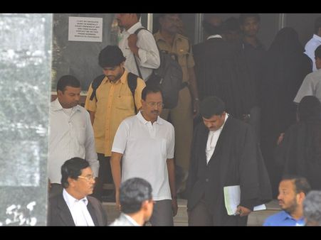 కోర్టుకు 'సత్యం' రామలింగరాజు ఇలా.. (పిక్చర్స్)