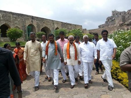 గోల్కొండ కోట వద్ద ఉద్రిక్తం: బిజెపి నేతల అరెస్టు