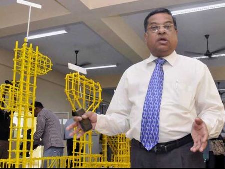 చిన్న సమస్య: మెట్రోపై గాడ్గిల్, మీడియాపై ఆగ్రహం