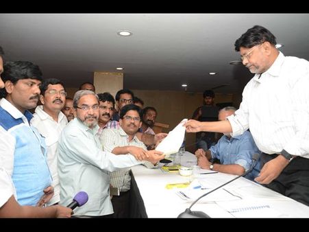 కెసిఆర్ వ్యాఖ్యలు: కమిటీ వద్ద ఇలా చెప్పారు (పిక్చర్స్)