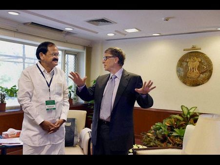 బిల్ గేట్స్‌‌తో వెంకయ్య, బెదిరిస్తే పని జరగదు(పిక్చర్స్)