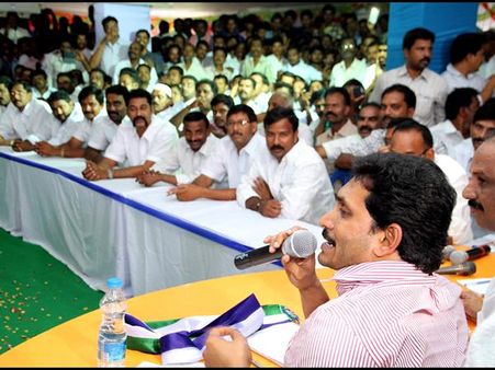 పార్టీని జగన్ ఉరకలెత్తించగలరా? (పిక్చర్స్)