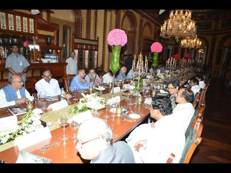  ఫలక్‌నుమాలో విందు: బగ్గీలో కెసిఆర్ (పిక్చర్స్)