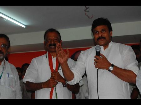 రుణమాఫీపై రఘువీరా, జగన్ వెనుకడుగు: చిరంజీవి