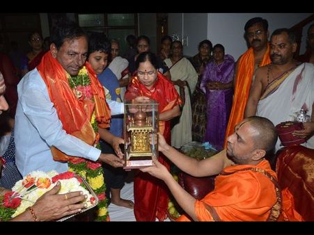 చరిత్రలో నిలిచిన కేసీఆర్: స్వామి ఆశీస్సులు(పిక్చర్స్)