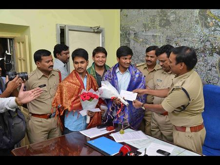 ఏటీఎమ్ స్టోరీ: మా మంచి పిల్లలు వీరే (పిక్చర్స్)