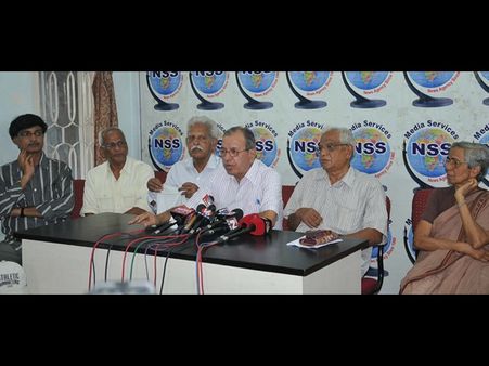 ఆ ఛానెళ్లపై నిషేధం ఎత్తేయాలి: విరసం నేతలు(పిక్చర్స్)