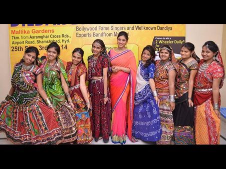 యువతుల దాండియా: నటి సౌమ్య సందడి(పిక్చర్స్)