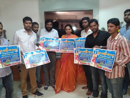 ‘లండన్‌‌లో బతుకమ్మ వేడుకలు’ పోస్టర్‌తో కవిత(ఫొటో)