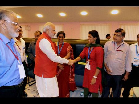 హత్తుకున్న మోడీ, విక్టరీతో శాస్త్రవేత్తలు (పిక్చర్స్)