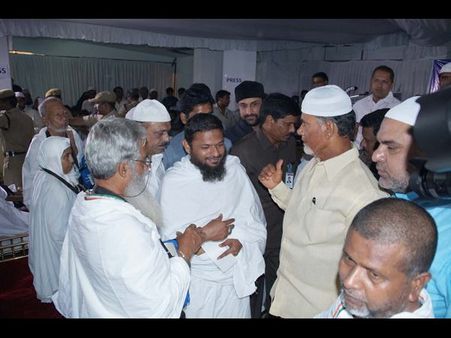 హజ్ యాత్ర: చేయి ఊపి బాబు వీడ్కోలు (పిక్చర్స్)