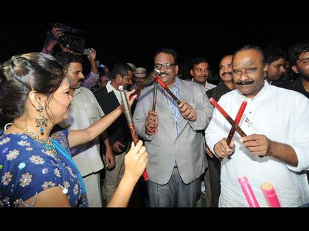 హోరెత్తించిన దాండియా: నాయిని ఆడారు(పిక్చర్స్)